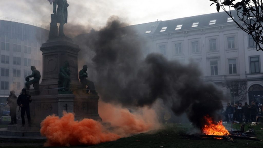 Μάχες σώμα με σώμα μεταξύ αστυνομίας και αγροτών – Φλέγονται οι Βρυξέλλες, φωτιές και δακρυγόνα έξω από το Ευρωκοινοβούλιο, δείτε LIVE εικόνα