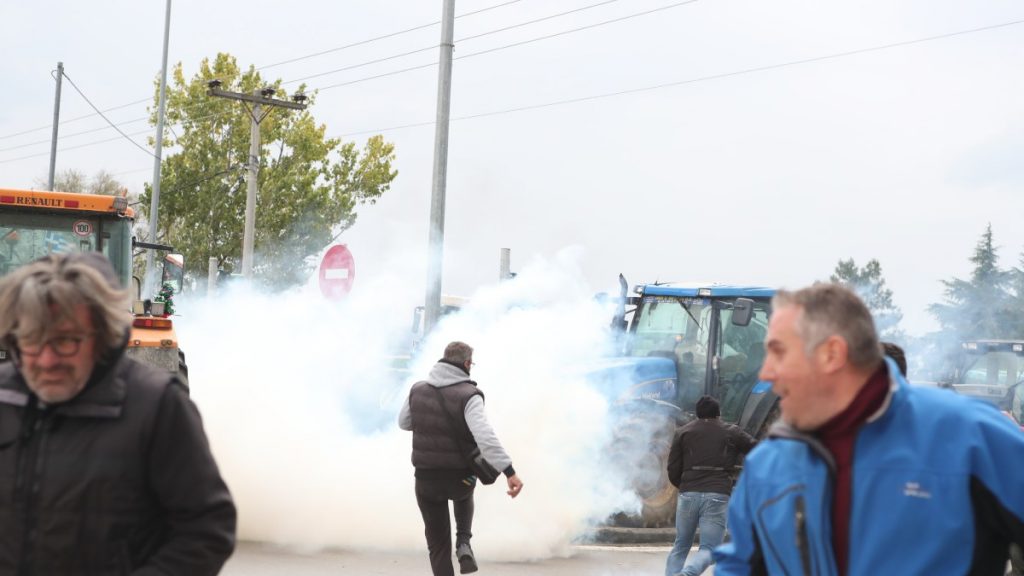Θεσσαλονίκη: Ένταση μεταξύ αγροτών και ΜΑΤ στα Πράσινα Φανάρια – Χρήση χημικών από την αστυνομία (βίντεο)