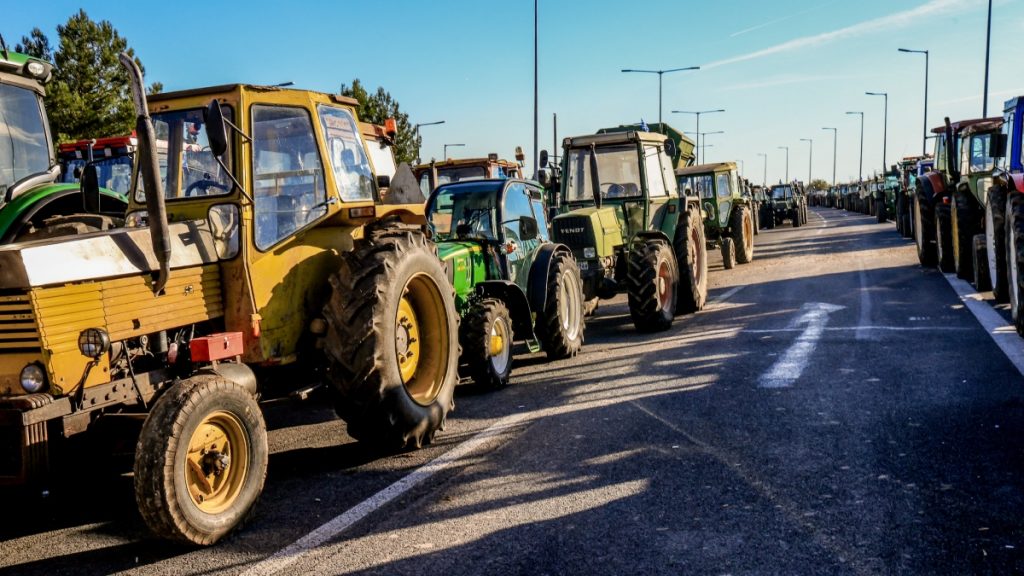 Κινητοποιήσεις αγροτών: Σκληραίνουν την στάση τους με νέα μπλόκα σε Ιωάννινα και Πάτρα – Ενισχύονται τα μέτωπα σε Λάρισα και Θεσσαλονίκη