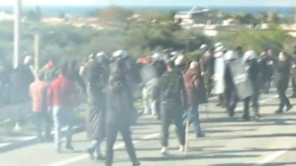 Πάτρα: Χημικά κατά αγροτών από τα ΜΑΤ στο Ρίο – Επιχειρούσαν να φτάσουν στα διόδια με τα πόδια (βίντεο)