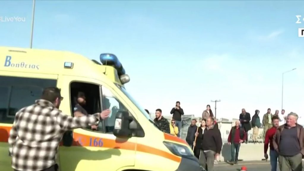 Απίστευτο: Ασθενοφόρα έπεσαν σε μπλόκο της αστυνομίας στην Αθηνών – Πατρών και έκαναν αναστροφή (βίντεο)