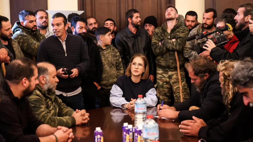 Ηράκλειο: Οι αγρότες κάνουν κατάληψη στην Αποκεντρωμένη Διοίκηση Κρήτης – “Δεν χαμηλώνουμε το κεφάλι”