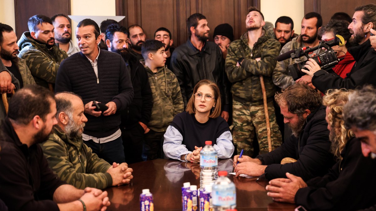 Ηράκλειο: Οι αγρότες κάνουν κατάληψη στην Αποκεντρωμένη Διοίκηση Κρήτης – “Δεν χαμηλώνουμε το κεφάλι”