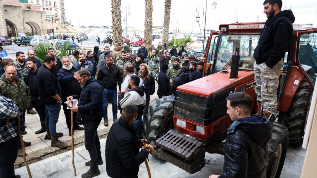 Κρήτη: Κατάληψη στα κεντρικά της ΑΑΔΕ στο Ηράκλειο κάνουν αγρότες και κτηνοτρόφοι