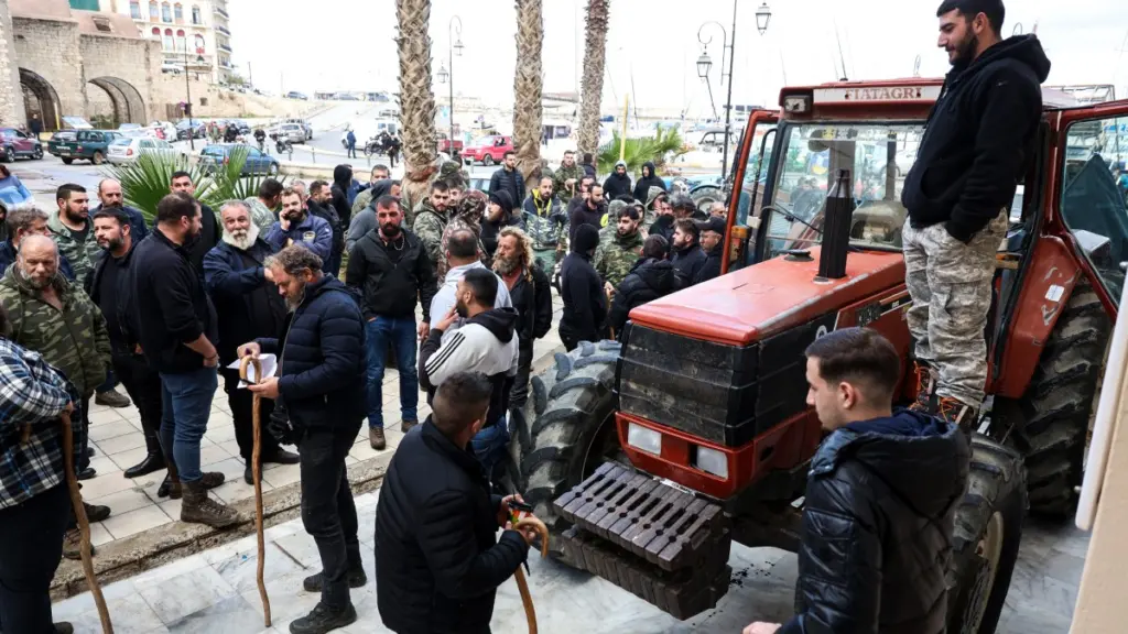 Κρήτη: Κατάληψη στα κεντρικά της ΑΑΔΕ στο Ηράκλειο κάνουν αγρότες και κτηνοτρόφοι