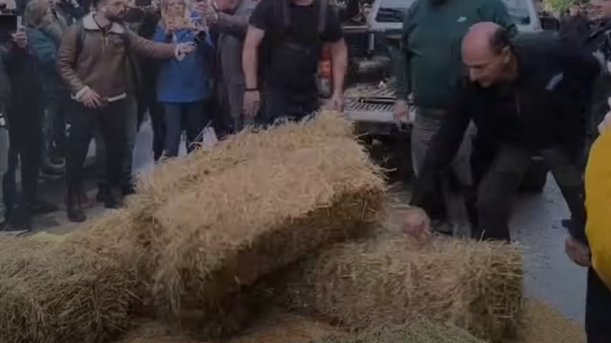 Καρδίτσα: Πέταξαν σανό έξω από το γραφείο του Κώστα Τσιάρα – Αποχώρησαν οι κλούβες της αστυνομίας μετά από παρέμβαση του υπουργού (βίντεο)