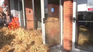 Αγρότες: Πέταξαν άχυρα και ντομάτες μέσα και έξω από το κτίριο της ΑΑΔΕ στη Καβάλα (βίντεο)