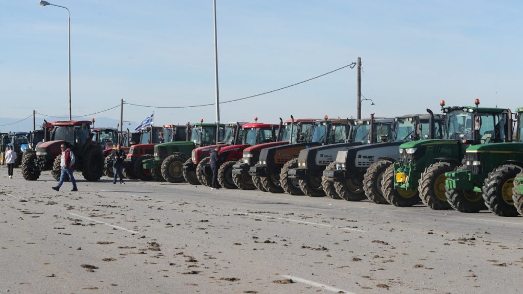 Μπλόκο αγροτών στα Μάλγαρα: Άνοιξε η εθνική οδός στο ρεύμα προς Θεσσαλονίκη – Έμφραγμα” στη ΠΑΘΕ, πού υπάρχουν μπλόκα