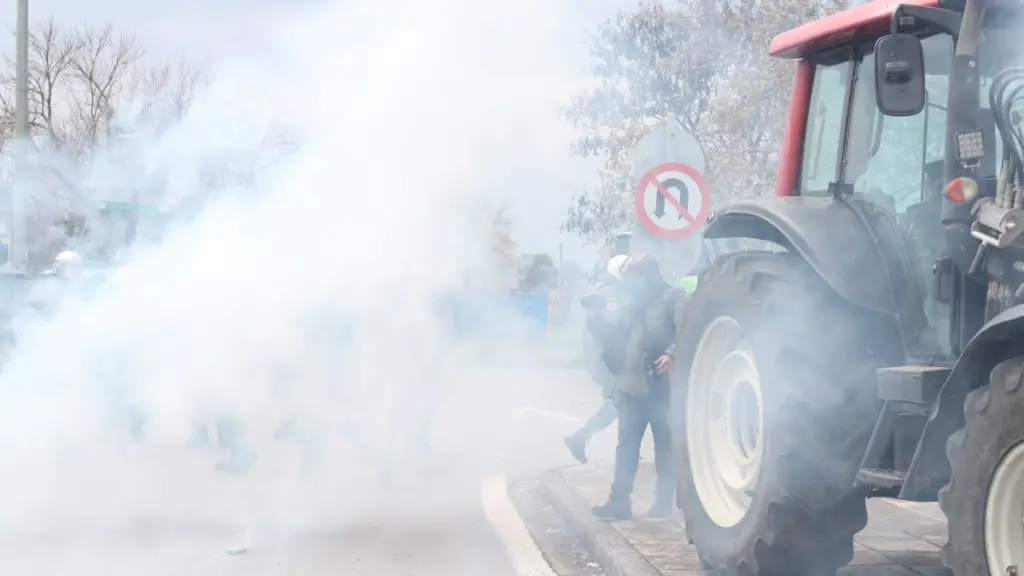 Θεσσαλονίκη: Επεισόδια μεταξύ ΜΑΤ και αγροτών – Σημειώθηκαν μικροτραυματισμοί, τρακτέρ έκανε επικίνδυνους ελιγμούς δίπλα σε αστυνομικούς (βίντεο)