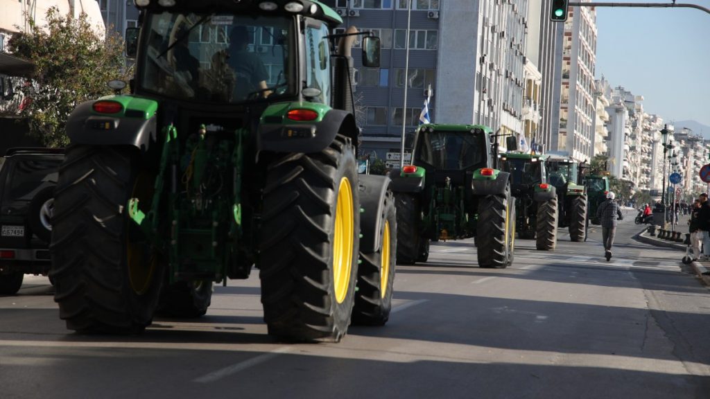 Αγρότες: Αποχώρησαν από το λιμάνι της Θεσσαλονίκης μετά το συλλαλητήριο – Τι είπαν για την πρόσκληση του Κυριάκου Μητσοτάκη (βίντεο)