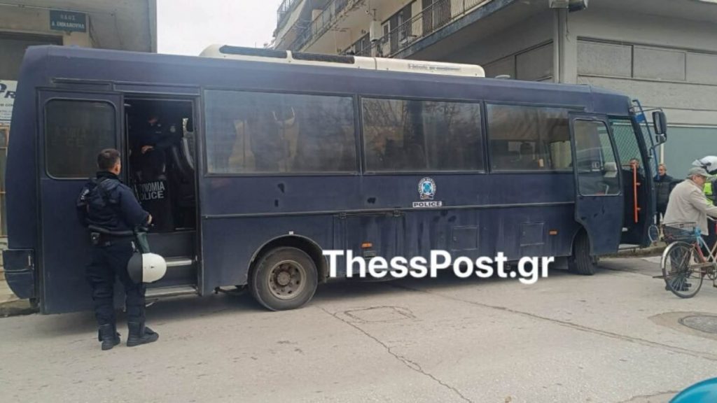 Καρδίτσα: Αγρότες απέκλεισαν με τρακτέρ το γραφείο του Κώστα Τσιάρα (βίντεο)