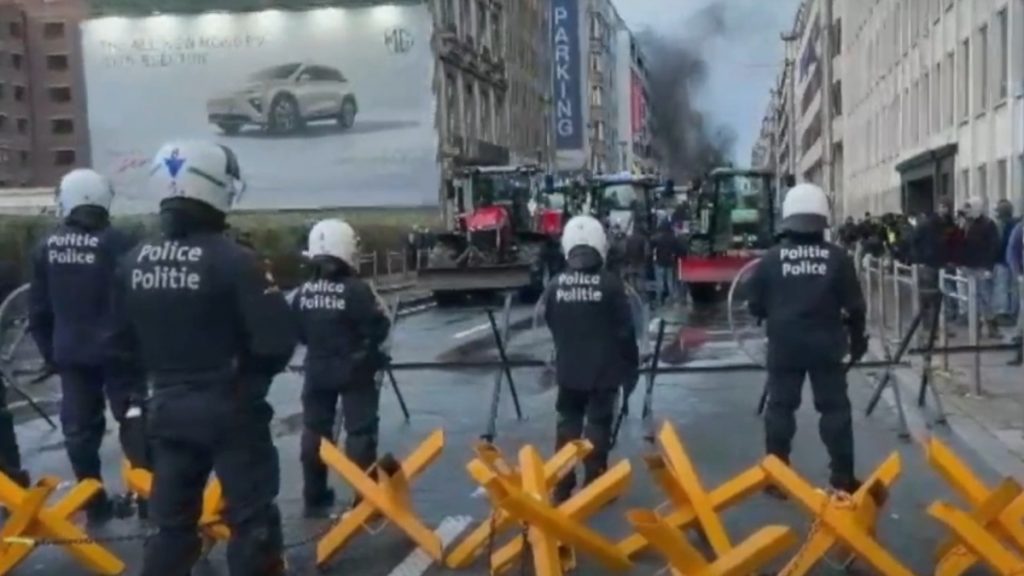 Βρυξέλλες: Αναταραχές στην καρδιά της Ευρώπης – Επεισόδια στα μπλόκα των αγροτών, ρίψη χημικών από την αστυνομία (βίντεο)