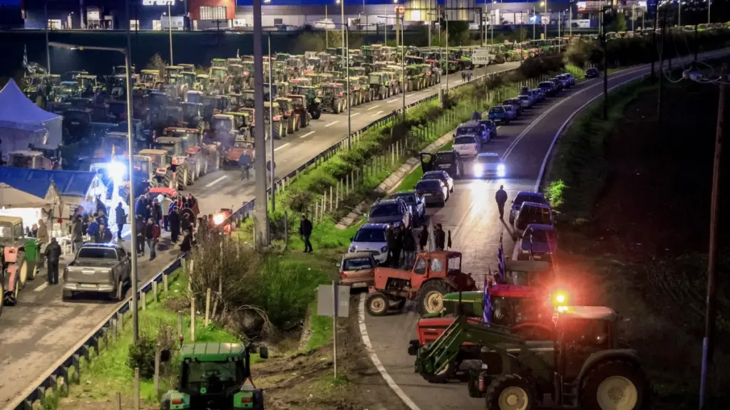 Μπλόκα αγροτών: Χριστουγεννιάτικος εφιάλτης για τους εκδρομείς με ουρές χιλιομέτρων
