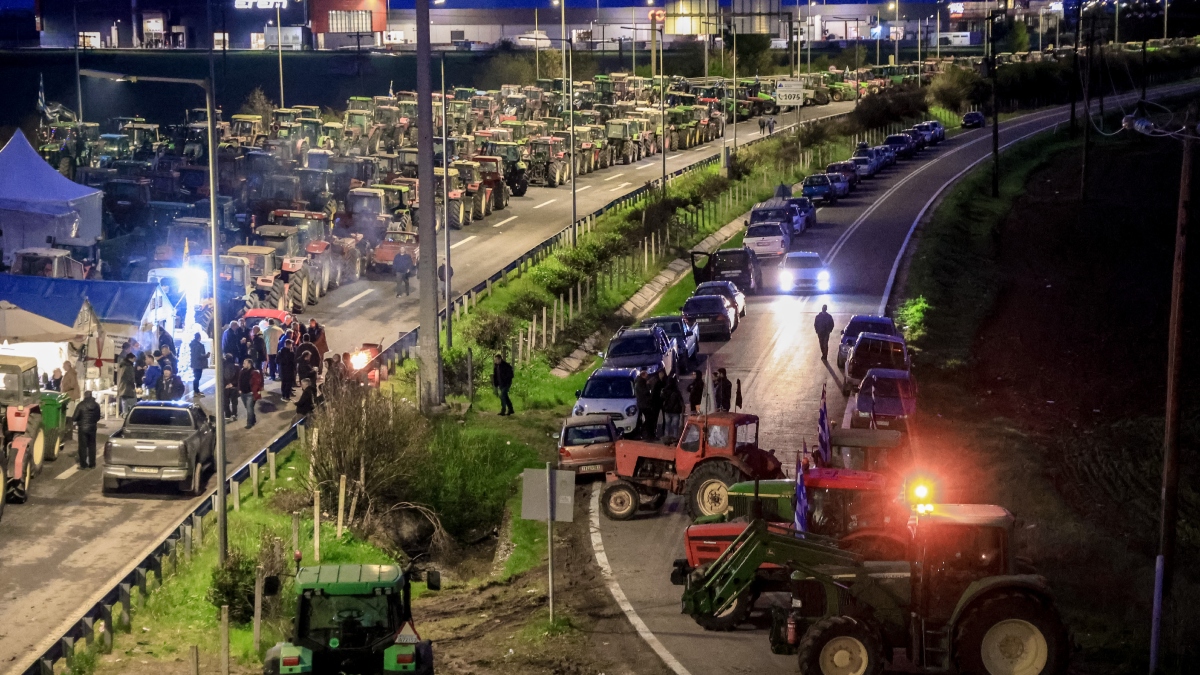 Αγρότες: Κλιμακώνουν τις κινητοποιήσεις τους και ετοιμάζουν νέα μπλόκα – Οι δρόμοι και οι παρακαμπτήριοι που είναι κλειστοί