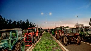 Αποφασισμένοι να κλιμακώσουν τις κινητοποιήσεις τους οι αγρότες – Ενισχύονται τα μπλόκα σε Λάρισα, Ε65 και Μάλγαρα