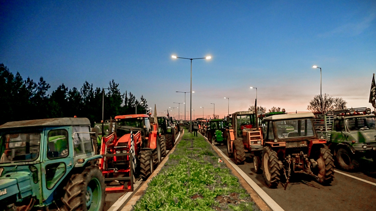 Αποφασισμένοι να κλιμακώσουν τις κινητοποιήσεις τους οι αγρότες – Ενισχύονται τα μπλόκα σε Λάρισα, Ε65 και Μάλγαρα
