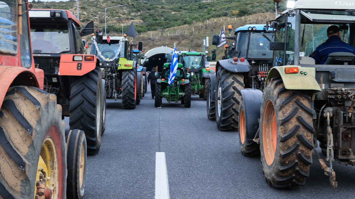 Μπλόκα αγροτών: Ποιοι δρόμοι ανοίγουν και ποιοι παραμένουν κλειστοί – Σύσκεψη στη Νίκαια πριν τη συνάντηση με τον πρωθυπουργό
