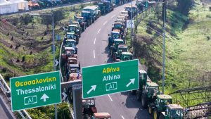 Σκληρό ροκ μεταξύ αγροτών και αστυνομίας για το κλείσιμο των δρόμων – Πινγκ πονγκ ευθυνών, «μπαλάκι» οι εκδρομείς των Χριστουγέννων