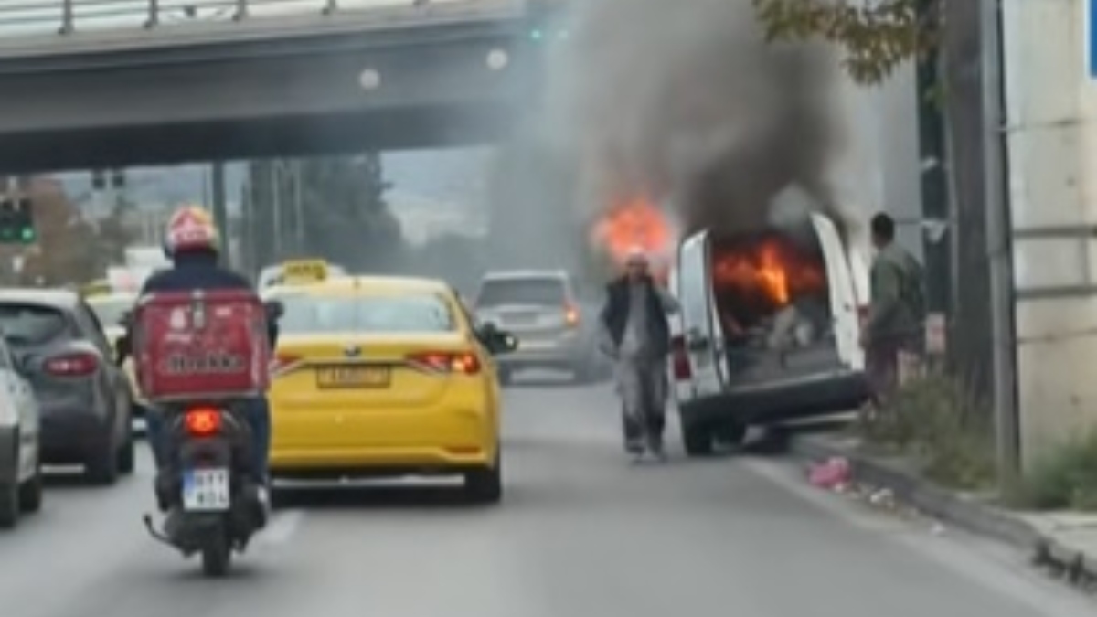 Αιγάλεω: Φωτιά σε εν κινήσει βανάκι – Τελευταία στιγμή γλίτωσαν οδηγός και  συνοδηγός (βίντεο)