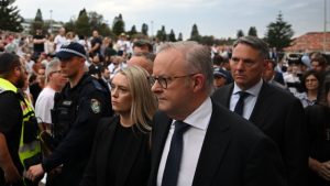 Αυστραλία: Αποδοκιμασίες κατά του πρωθυπουργού στις εκδηλώσεις μνήμης για τα θύματα της επίθεσης στην παραλία Μποντάι