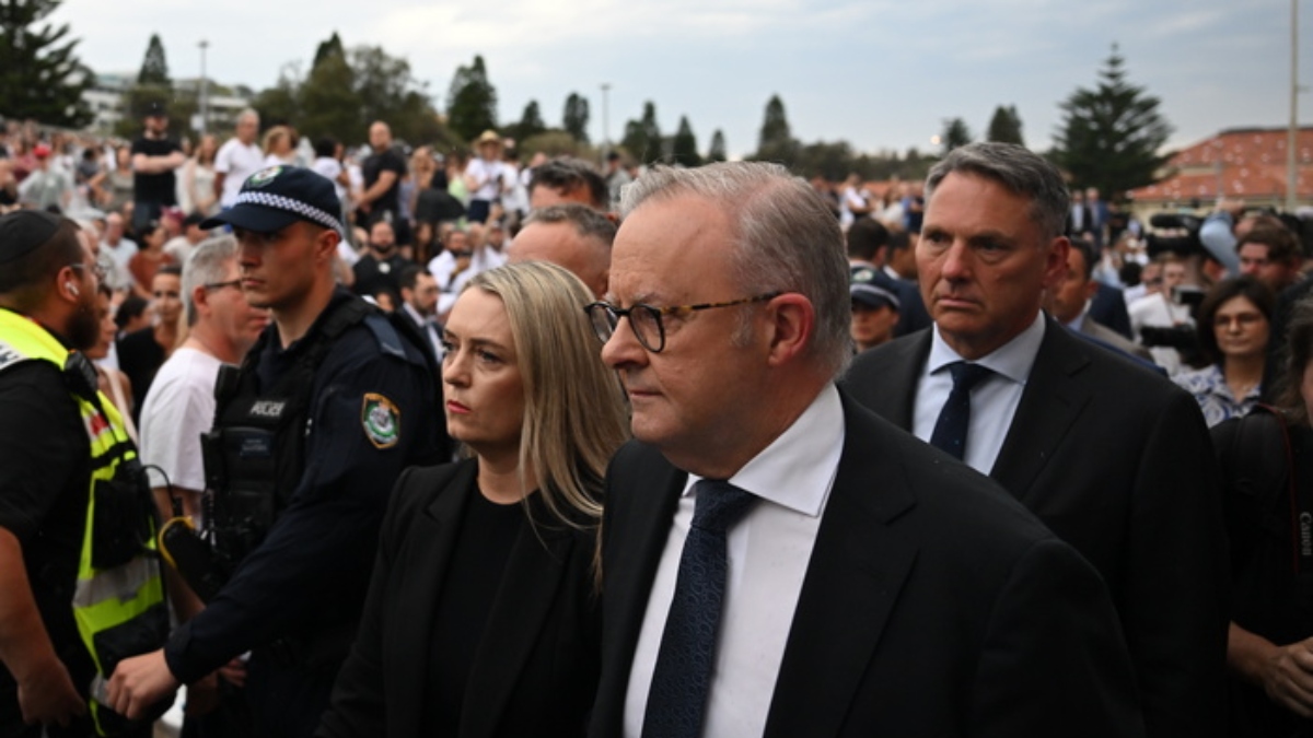 Αυστραλία: Αποδοκιμασίες κατά του πρωθυπουργού στις εκδηλώσεις μνήμης για τα θύματα της επίθεσης στην παραλία Μποντάι