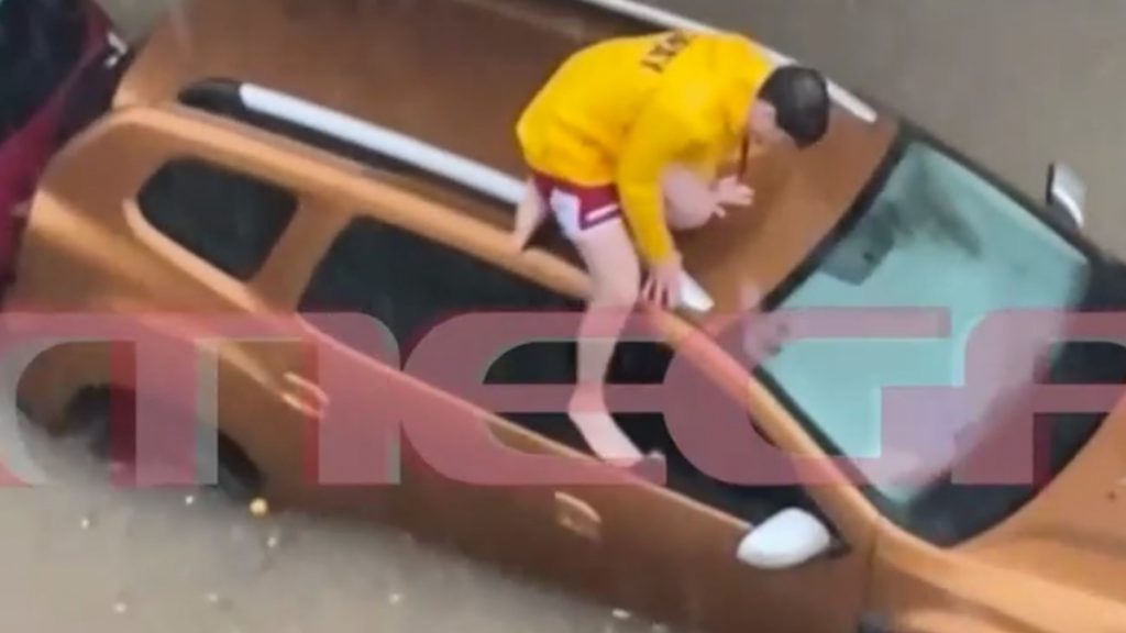 Άλιμος: Οδηγός ανέβηκε στην οροφή του αυτοκινήτου για να γλυτώσει από την κακοκαιρία (Βίντεο)