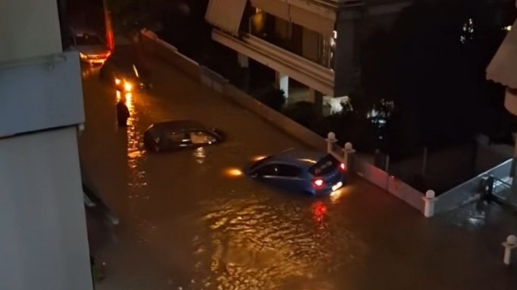 Απίστευτο βίντεο: Αυτοκίνητα επιπλέουν στους δρόμους του Αλίμου