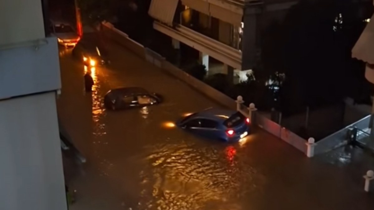 Απίστευτο βίντεο: Αυτοκίνητα επιπλέουν στους δρόμους του Αλίμου σαν… βάρκες