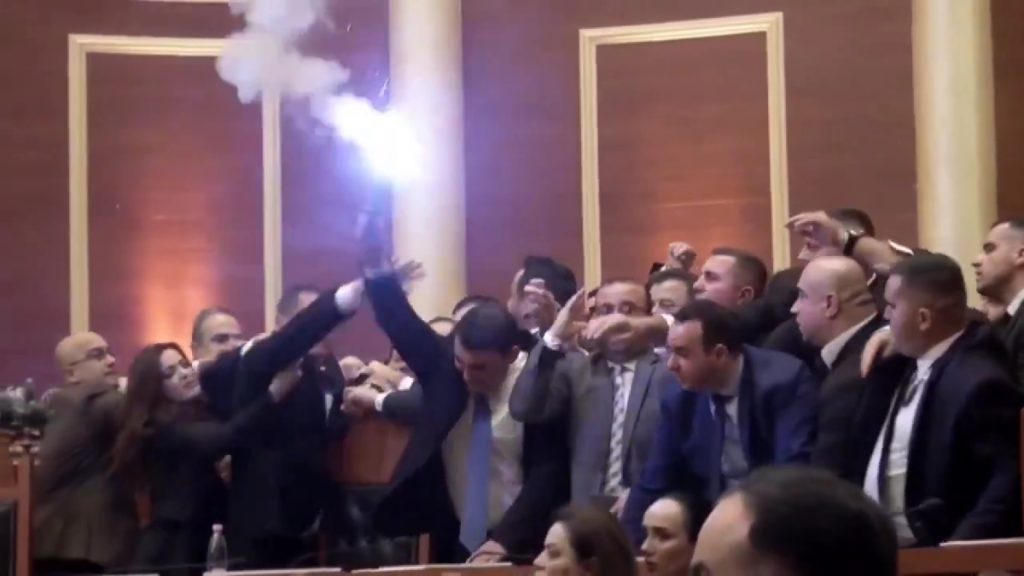 Αλβανία: Βουλευτές της αντιπολίτευσης συγκρούστηκαν με αστυνομία στο κοινοβούλιο