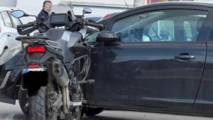 Απίστευτο τροχαίο στην Ανάβυσσο: Μηχανή “καρφώθηκε” σε ΙΧ και έμεινε όρθια