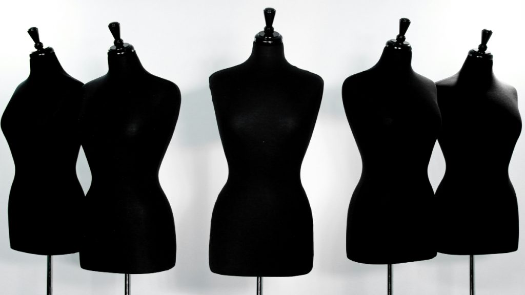 Antony Price: Πέθανε ο θρυλικός σχεδιαστής σε ηλικία 80 ετών – Είχε στενή συνεργασία με τον David Bowie