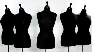 Antony Price: Πέθανε ο θρυλικός σχεδιαστής σε ηλικία 80 ετών – Είχε στενή συνεργασία με τον David Bowie