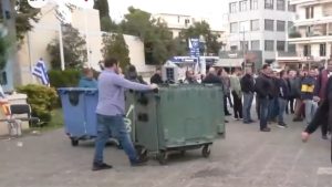 Απεργία Ταξί: Ένταση έξω από το υπουργείο Μεταφορών μεταξύ οδηγών και αστυνομίας (βίντεο)