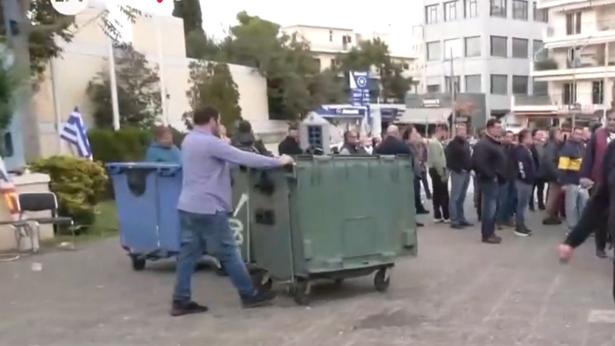 Απεργία Ταξί: Ένταση έξω από το υπουργείο Μεταφορών μεταξύ οδηγών και αστυνομίας (βίντεο)