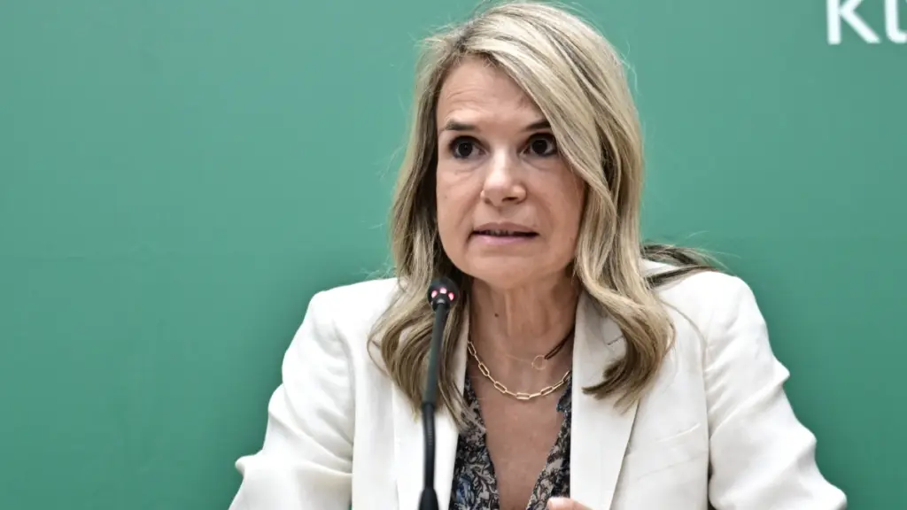 Μιλένα Αποστολάκη: Επίθεση σε δημοσιογράφο που την ρώτησε αν είναι υπέρ ή κατά των μπλόκων – “Θυμίζει χωροφύλακα, δεν την αποδέχομαι”