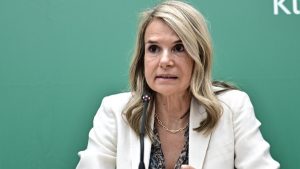 Μιλένα Αποστολάκη: Επίθεση σε δημοσιογράφο που την ρώτησε αν είναι υπέρ ή κατά των μπλόκων – “Θυμίζει χωροφύλακα, δεν την αποδέχομαι”