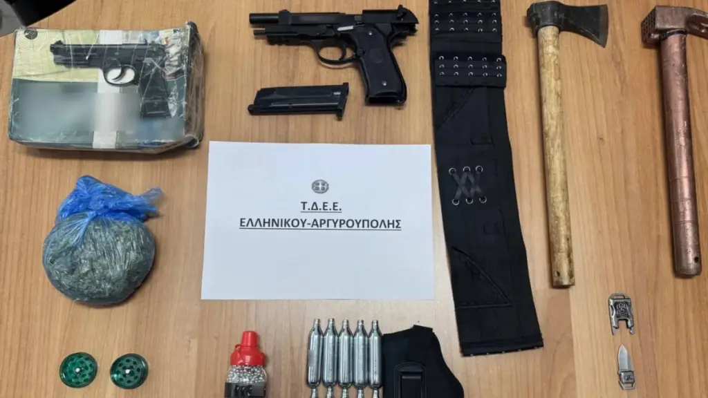Αργυρούπολη: «Οπλοστάσιο» είχε στο αυτοκίνητο του και σε δωμάτιο ξενοδοχείου ο 59χρονος που απείλησε με τσεκούρι οδηγό