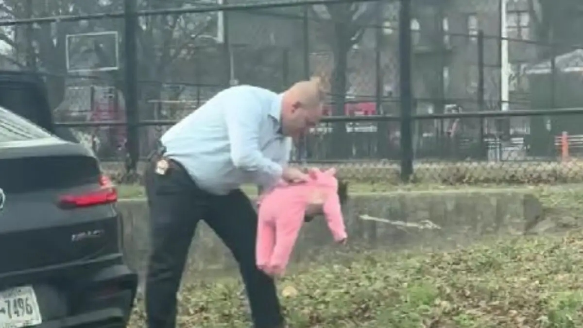 Νέα Υόρκη: Αστυνομικός έσωσε μωρό που πνιγόταν σε αυτοκινητόδρομο – Δείτε το συγκλονιστικό βίντεο