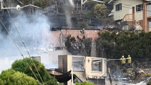 Καταστροφικές πυρκαγιές στην Αυστραλία: Νεκρός πυροσβέστης από πτώση δέντρου – Στις φλόγες σπίτια σε δύο πολιτείες