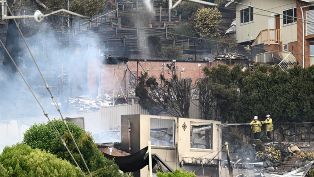 Καταστροφικές πυρκαγιές στην Αυστραλία: Νεκρός πυροσβέστης από πτώση δέντρου – Στις φλόγες σπίτια σε δύο πολιτείες