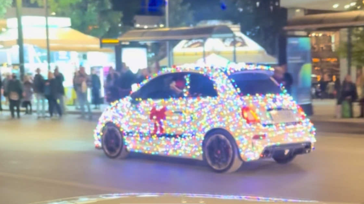 Αθήνα: Οδηγός έκανε το αυτοκίνητό του χριστουγεννιάτικο δέντρο με χιλιάδες λαμπάκια (vid)