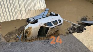 Ηράκλειο: Απίστευτο περιστατικό – Υποχώρησε το οδόστρωμα και “βούλιαξε” αυτοκίνητο