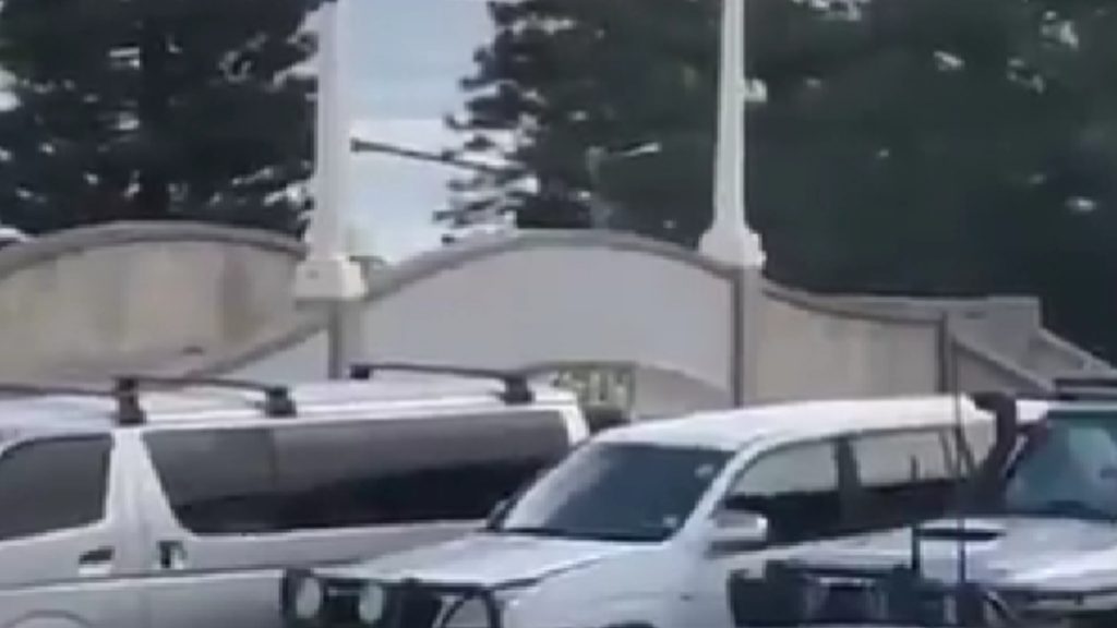 Τρομοκρατική επίθεση στην Αυστραλία: Πυροβολισμοί σε δημοφιλή παραλία του Σίνδεϊ