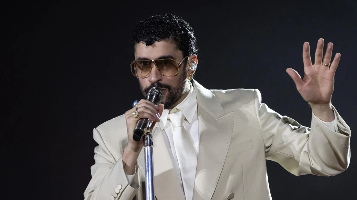 Bad Bunny: Γλίστρησε και έπεσε πάνω στη σκηνή κατά τη διάρκεια συναυλίας του – Δείτε το βίντεο