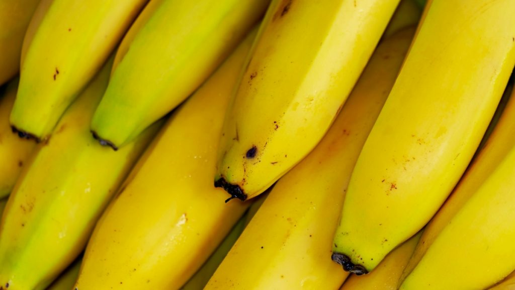 Βρετανία: Όγκοι μπανανών ξεβράστηκαν στις αγγλικές ακτές μετά την ανατροπή φορτηγού πλοίου (Φωτογραφίες)