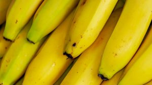 Βρετανία: Όγκοι μπανανών ξεβράστηκαν στις αγγλικές ακτές μετά την ανατροπή φορτηγού πλοίου (Φωτογραφίες)