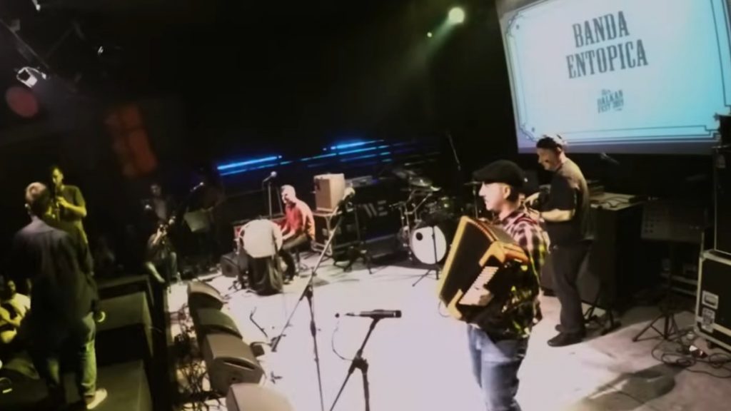 Η απάντηση της Banda Entopica μετά την διακοπή της συναυλίας τους στη Φλώρινα – Αυτά είχαμε συμφωνήσει με τον σύλλογο