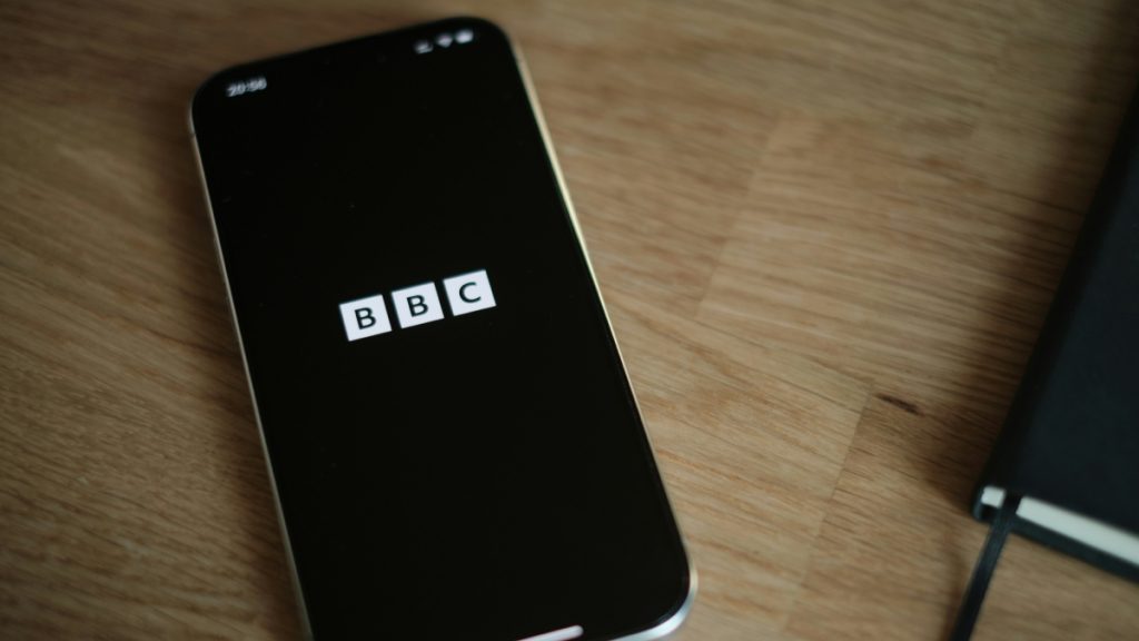 BBC: “Θα αμυνθούμε απέναντι στην αγωγή Τραμπ για δυσφήμιση”