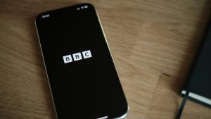 BBC: “Θα αμυνθούμε απέναντι στην αγωγή Τραμπ για δυσφήμιση”