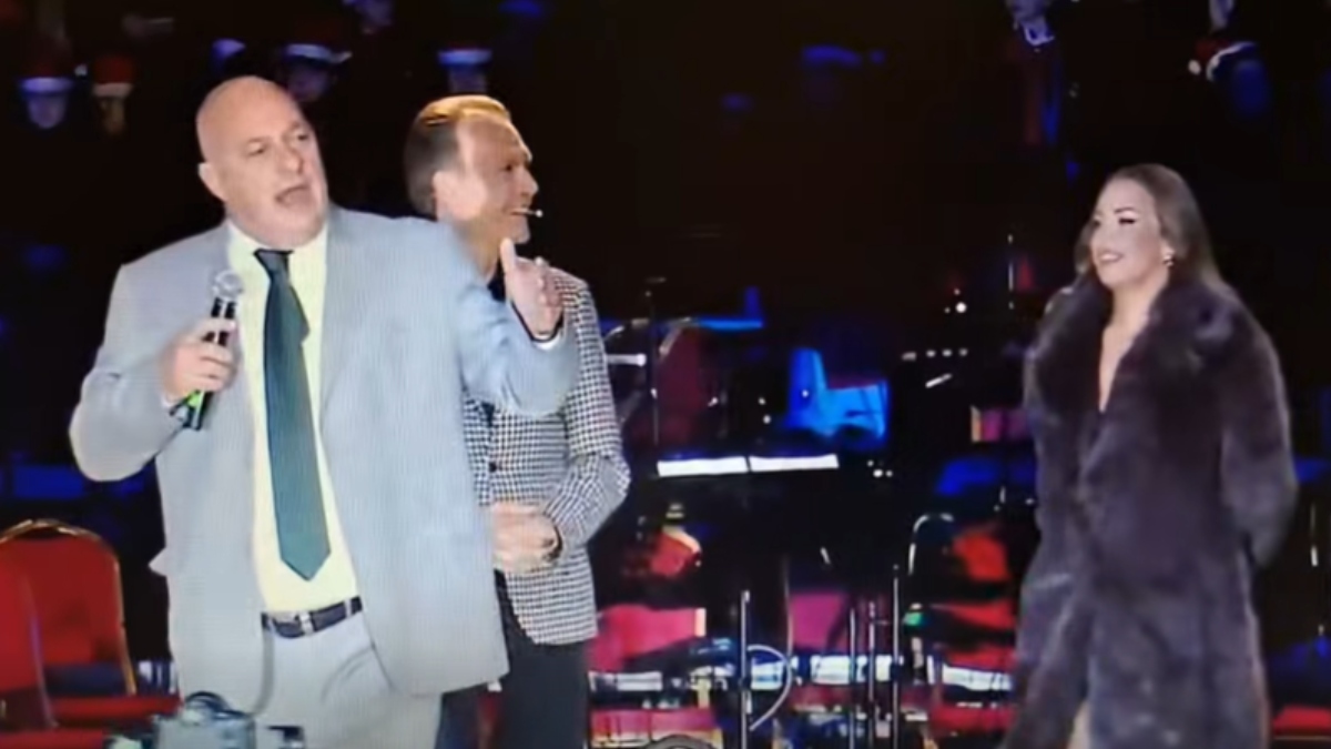 Τα “γαλλικά” του Μπέου προκάλεσαν αμηχανία στην Ανδρομάχη και τον Σωτήρη Πολύζο στο άναμμα του χριστουγεννιάτικου δέντρου στον Βόλο (βίντεο)